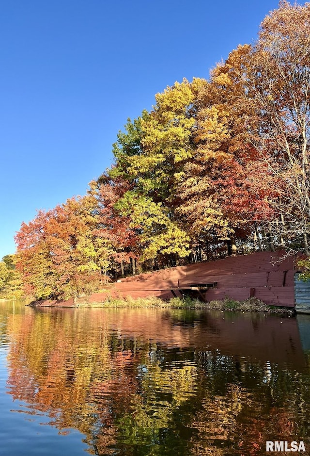 905 Highland Ct, Germantown Hills, IL 61548 - water view featuring a forest