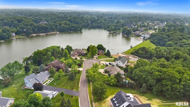 905 Highland Ct, Germantown Hills, IL 61548 - aerial overview of property's location featuring a large body of water, nearby suburban area, and a heavily wooded area