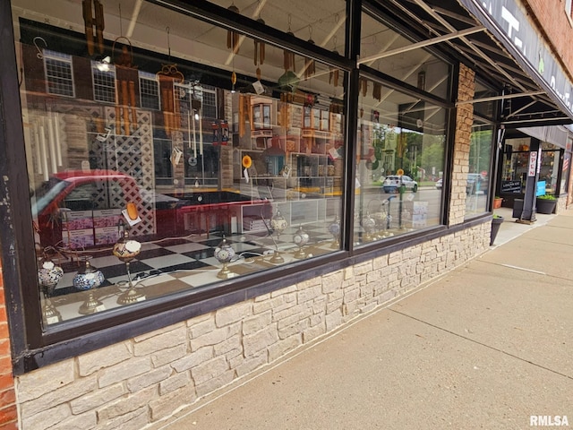 113 N Kickapoo St, Lincoln, IL 62656 - entrance to property featuring stone siding