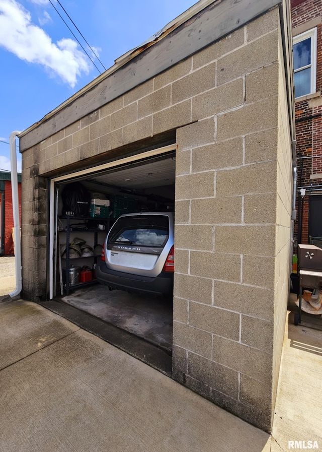 113 N Kickapoo St, Lincoln, IL 62656 - garage with driveway