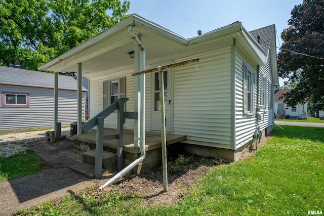 116 S 8th Ave, Canton, IL 61520 - view of front facade featuring a front lawn and central AC unit