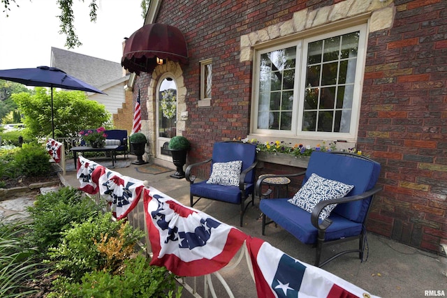 3307 N Biltmore Ave, Peoria, IL 61604 - view of patio with an outdoor hangout area