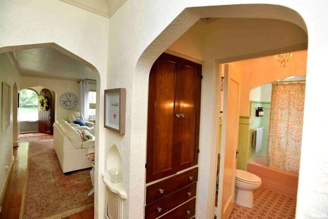 3307 N Biltmore Ave, Peoria, IL 61604 - hall with arched walkways and a textured wall