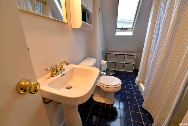 3307 N Biltmore Ave, Peoria, IL 61604 - bathroom with tile patterned flooring and curtained shower