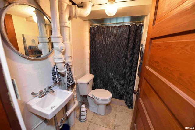 3307 N Biltmore Ave, Peoria, IL 61604 - full bath featuring tile patterned flooring and a shower with curtain