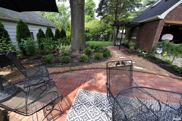 3307 N Biltmore Ave, Peoria, IL 61604 - view of patio featuring a gate