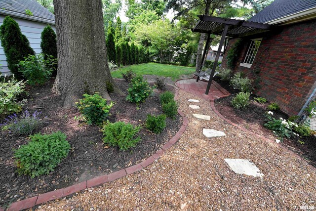 3307 N Biltmore Ave, Peoria, IL 61604 - view of yard featuring a patio