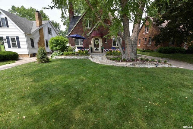 3307 N Biltmore Ave, Peoria, IL 61604 - tudor-style house featuring a front yard