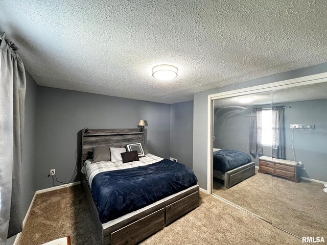 1520 N Finney St, Chillicothe, IL 61523 - bedroom featuring carpet floors, a textured ceiling, baseboards, and a closet
