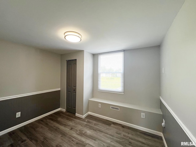 1520 N Finney St, Chillicothe, IL 61523 - unfurnished room featuring dark wood finished floors and baseboards