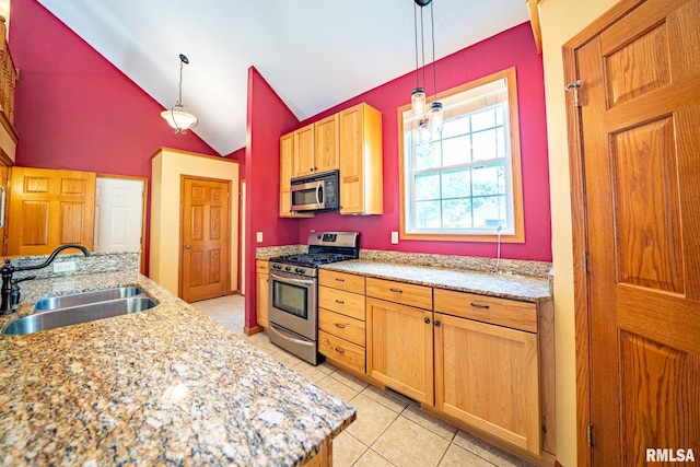 4627 S Queen Aleta Ct, Mapleton, IL 61547 - kitchen featuring stainless steel appliances, a sink, vaulted ceiling, light tile patterned flooring, and pendant lighting