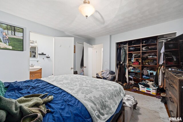 51 Lynnwood Ct, Morton, IL 61550 - bedroom featuring a closet, carpet floors, and ensuite bathroom