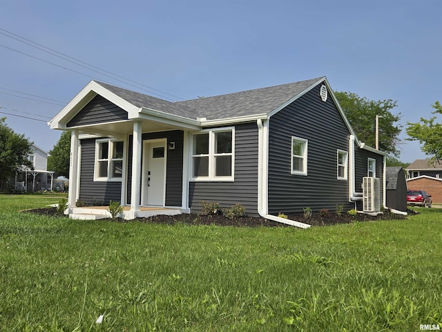 433 N Prairie Ave, Macomb, IL 61455 - view of front facade with roof with shingles, a front yard, and a porch
