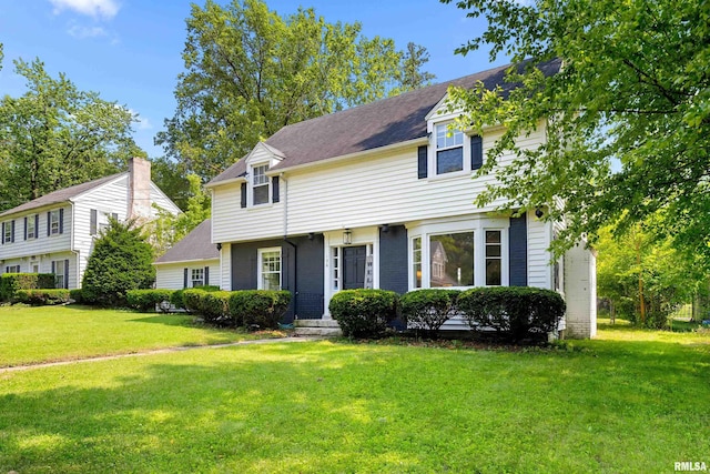 136 E Oak Park Dr, Peoria, IL 61614 - colonial house featuring a front lawn