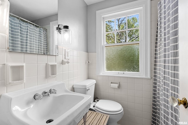 136 E Oak Park Dr, Peoria, IL 61614 - bathroom featuring tile walls and a shower with curtain