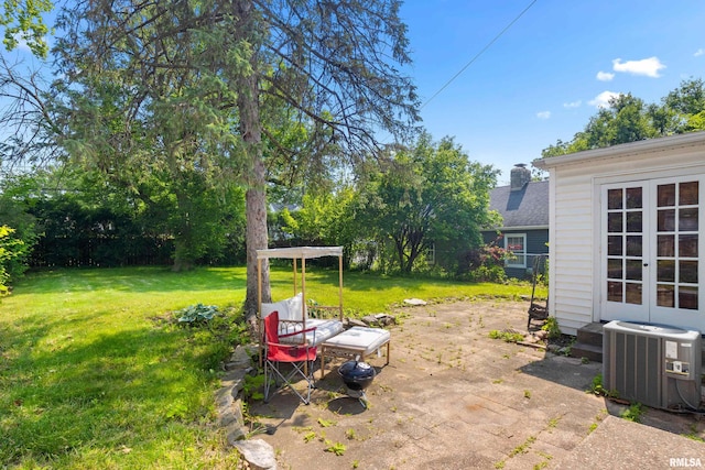 136 E Oak Park Dr, Peoria, IL 61614 - view of green lawn featuring a patio