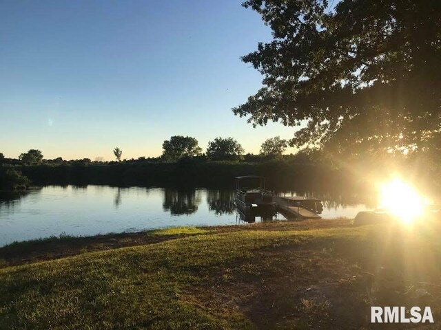 W Cottonwood Rd, Elmwood, IL 61529