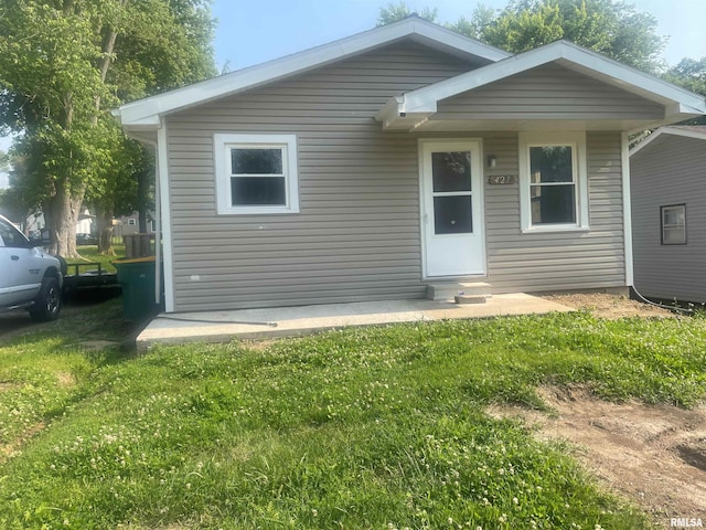 427 W Orchard St, Macomb, IL 61455 - view of front facade with entry steps and a front yard