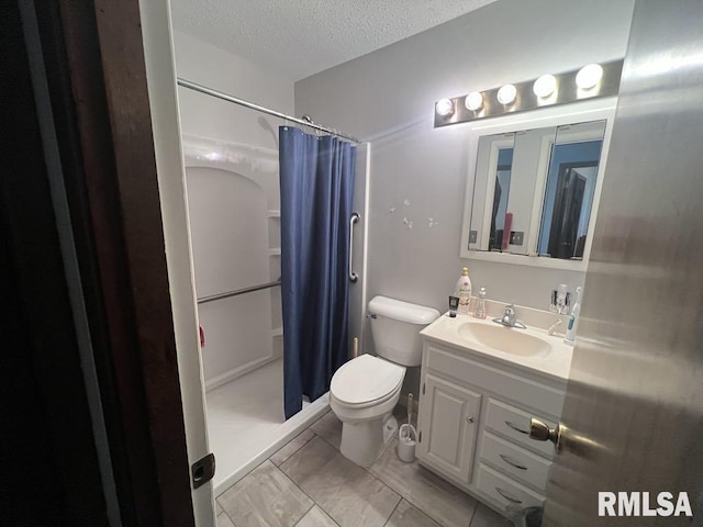 510 W Kelly St, Macomb, IL 61455 - full bath featuring vanity, curtained shower, and a textured ceiling