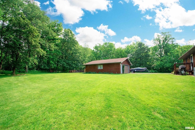 7019 Oak Run Dr, Dahinda, IL 61428 - view of green lawn featuring a detached garage