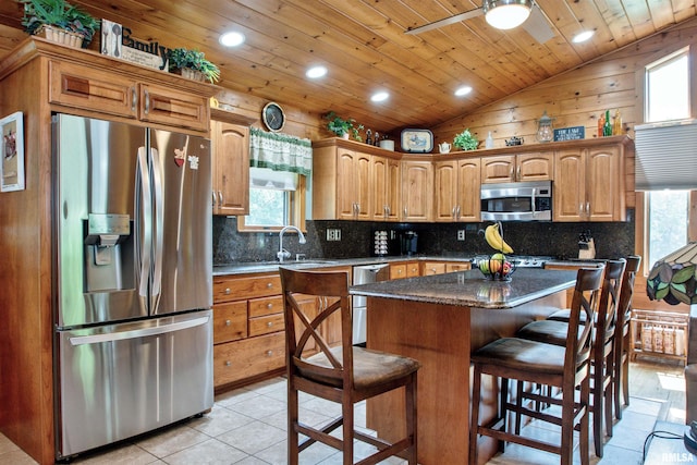 7019 Oak Run Dr, Dahinda, IL 61428 - kitchen with appliances with stainless steel finishes, lofted ceiling, plenty of natural light, a breakfast bar area, and backsplash