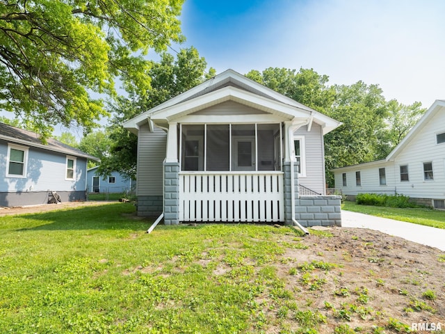600 E Virginia Ave, Peoria, IL 61603 - view of front of home featuring a sunroom and a front lawn