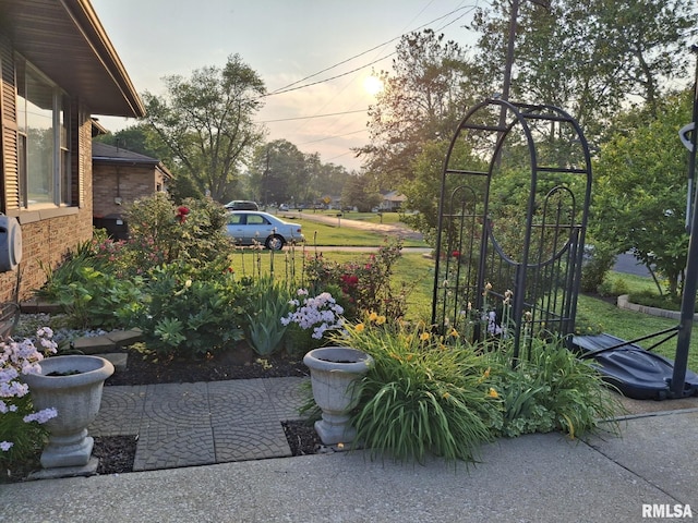 2604 W Kansas St, Peoria, IL 61604 - view of yard at dusk