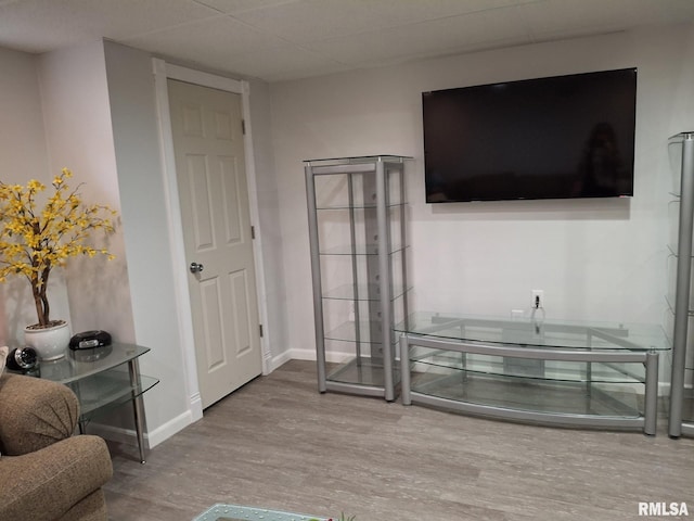 2604 W Kansas St, Peoria, IL 61604 - living room featuring wood finished floors and baseboards