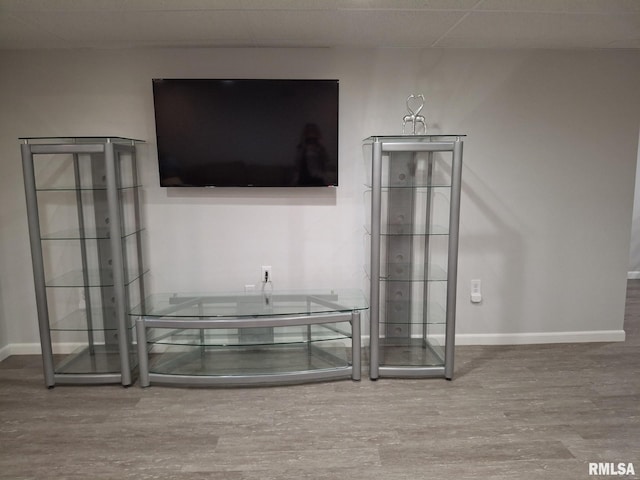2604 W Kansas St, Peoria, IL 61604 - unfurnished living room with wood finished floors and baseboards