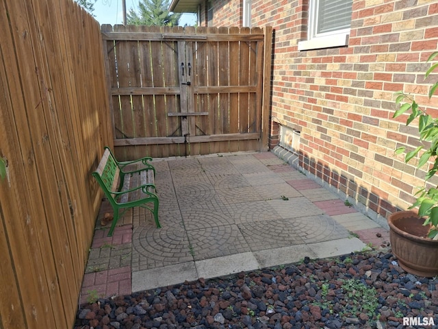 2604 W Kansas St, Peoria, IL 61604 - view of patio with a gate