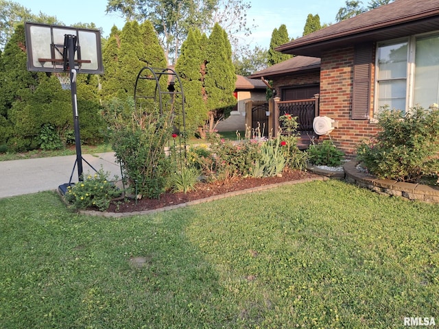 2604 W Kansas St, Peoria, IL 61604 - view of green lawn