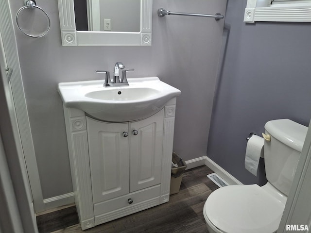 2604 W Kansas St, Peoria, IL 61604 - bathroom with vanity and wood finished floors