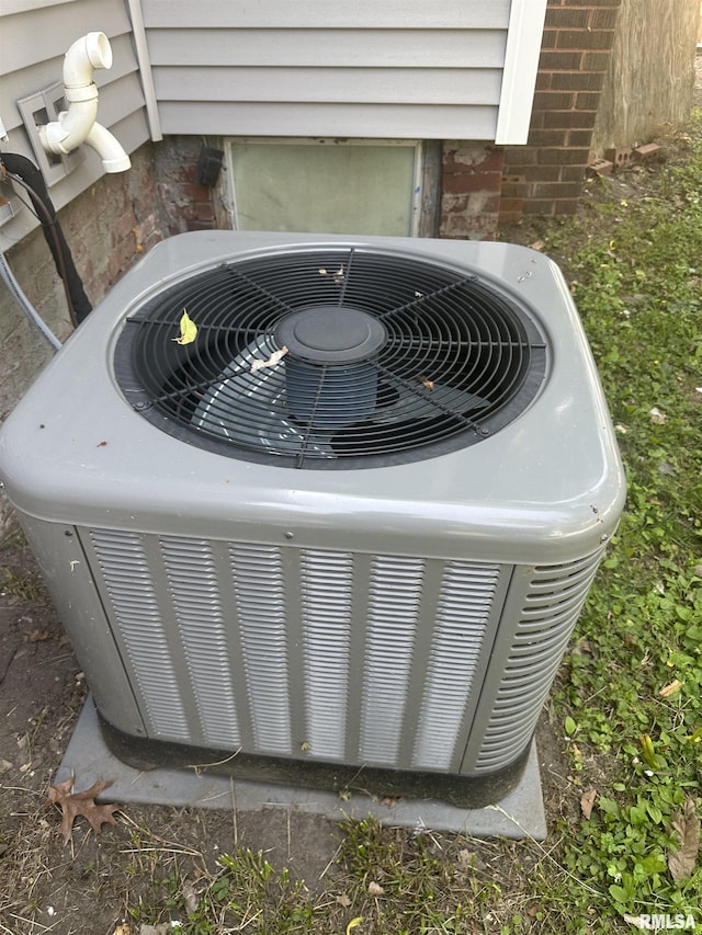 1213 NE Glendale Ave, Peoria, IL 61603 - exterior view of a cooling unit