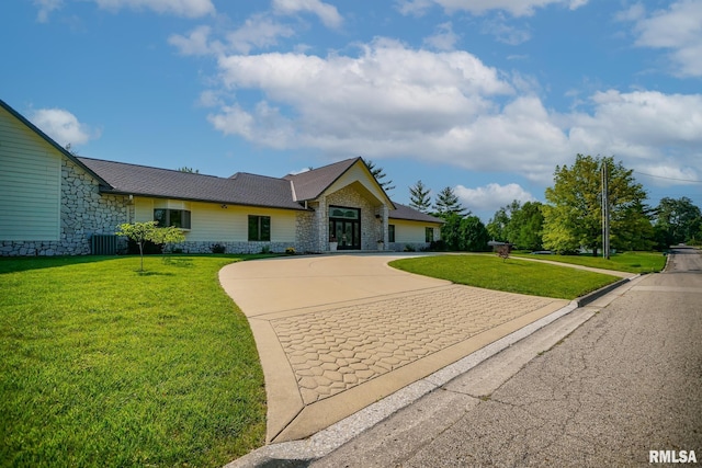 241 Birch Pl, Kewanee, IL 61443 - ranch-style house featuring stone siding, curved driveway, and a front yard