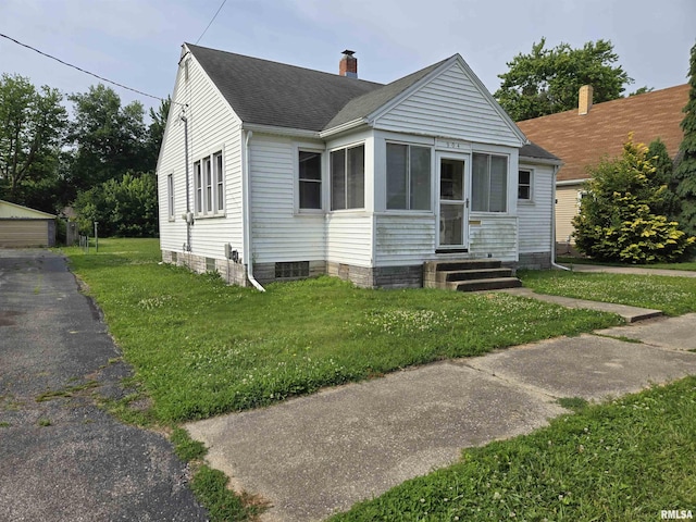 904 E Elm St, Canton, IL 61520 - bungalow-style home featuring roof with shingles, a chimney, a front yard, and entry steps