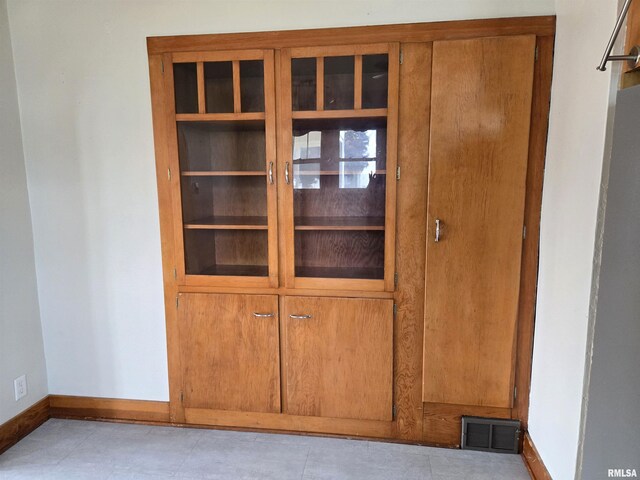 904 E Elm St, Canton, IL 61520 - detailed view of baseboards