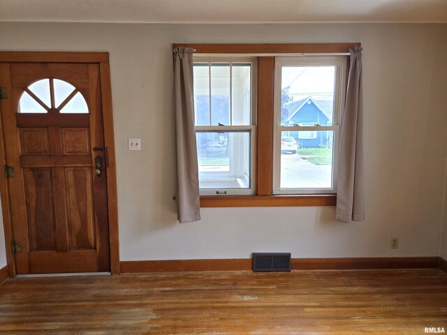 904 E Elm St, Canton, IL 61520 - foyer entrance with wood finished floors and crown molding