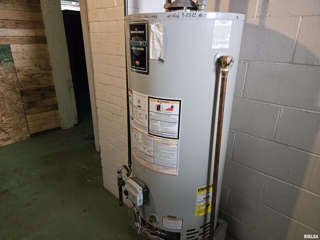 904 E Elm St, Canton, IL 61520 - utility room with water heater
