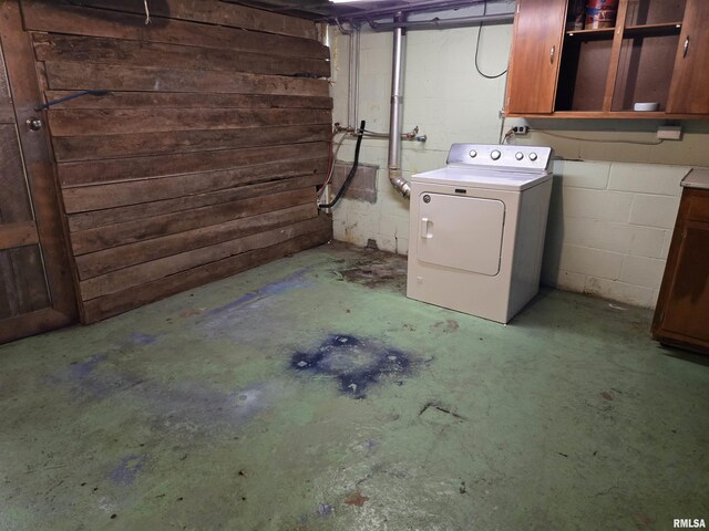 904 E Elm St, Canton, IL 61520 - unfinished below grade area with washer / clothes dryer and concrete block wall