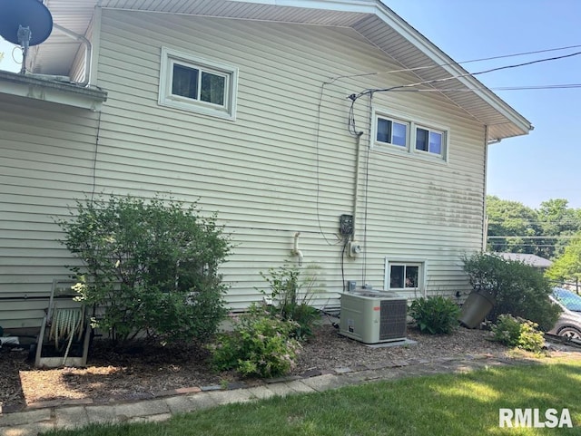 218 W Kurlene Dr, Macomb, IL 61455 - view of side of home with a cooling unit