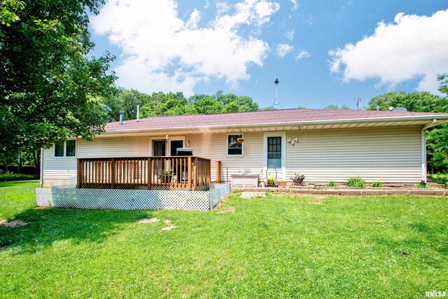 100 Oakridge Ct, Dahinda, IL 61428 - back of property with a deck and a lawn