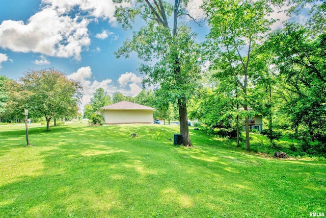 100 Oakridge Ct, Dahinda, IL 61428 - view of grassy yard with view of scattered trees