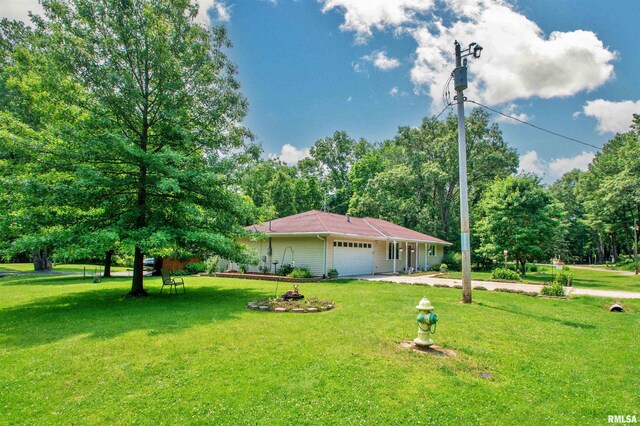 100 Oakridge Ct, Dahinda, IL 61428 - view of grassy yard with a garage