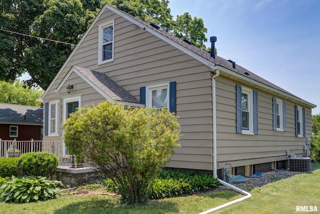 1030 E Euclid Ave, Peoria Heights, IL 61616 - view of side of home with a lawn and a shingled roof