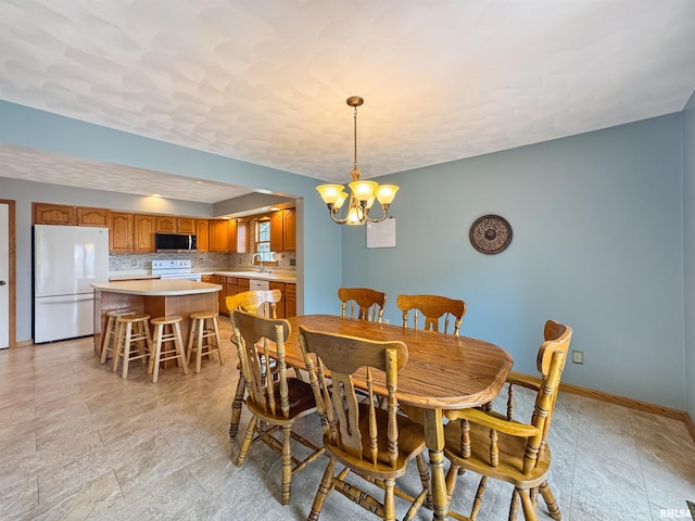 125 Prairieview Dr, East Peoria, IL 61611 - dining area featuring a chandelier and baseboards