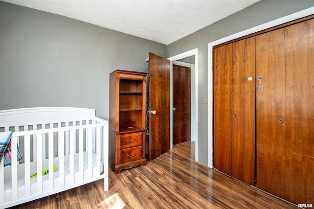 324 Pinecrest Dr, Germantown Hills, IL 61548 - bedroom featuring wood finished floors and a closet