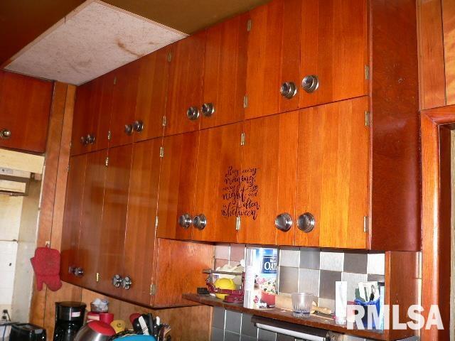 2803 W Fremont St, Peoria, IL 61605 - kitchen view of backsplash and brown cabinetry