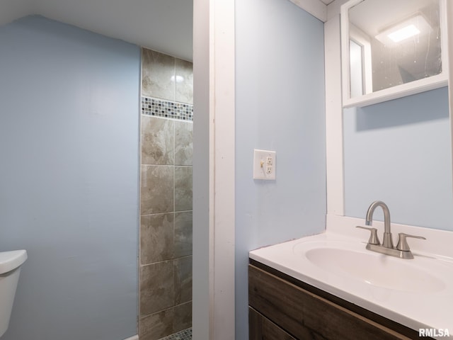 621 E Sciota Ave, Peoria Heights, IL 61616 - full bathroom featuring a tile shower and vanity