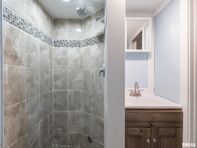621 E Sciota Ave, Peoria Heights, IL 61616 - full bath featuring a tile shower and vanity