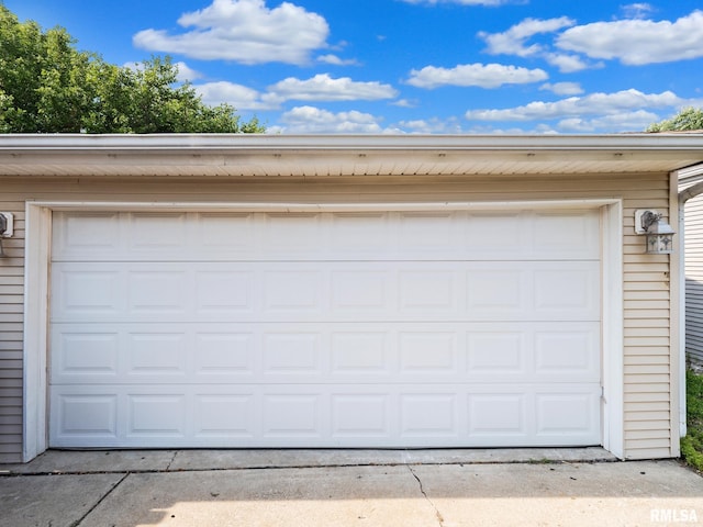 621 E Sciota Ave, Peoria Heights, IL 61616 - view of garage
